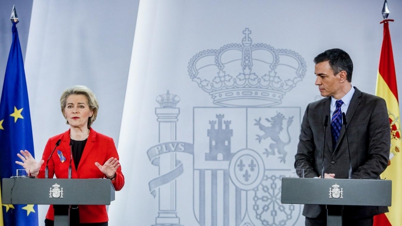 La presidenta de la Comisión Europea, Ursula von der Leyen, y el jefe del Gobierno, Pedro Sánchez, en rueda de prensa tras su reunión en el Palacio de la Moncloa, el pasado mes de marzo. E.P./Ricardo Rubio