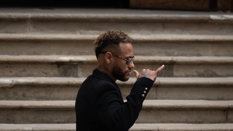 El delantero del Paris Saint-Germain Neymar Da Silva a su salida del juicio por el 'caso Neymar 2', en la Audiencia de Barcelona, a 17 de octubre de 2022, en Barcelona.