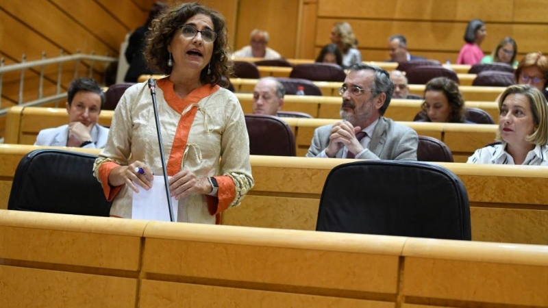 La ministra de Hacienda y Función Pública, María Jesús Montero, en una sesión de control al Gobierno en el Senado, a 4 de octubre de 2022, en Madrid.