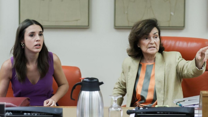 La exvicepresidenta y actual diputada del PSOE, Carmen Calvo, junto a la ministra de Igualdad, Irene Montero, en una sesión del Congreso.