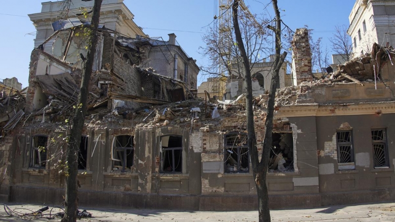 Un edificio administrativo en Jarkov, noreste de Ucrania, destruido por los bombardeos rusos, a 18 de octubre de 2022.