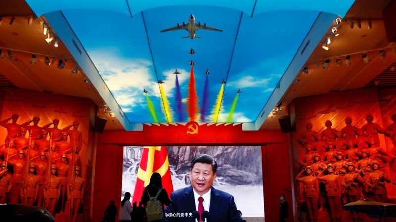 Una pantalla gigante con la imagen del presidente chino Xi Jinping, en el Museo Militar de la Revolución Popular China, Pekín. REUTERS/Florence Lo