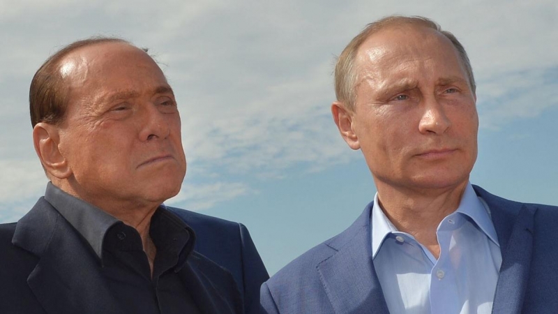 Imagen de archivo tomada el 11 de septiembre de 2015 con el presidente ruso Vladimir Putin y el ex primer ministro italiano Silvio Berlusconi  en el puerto de Sebastopol, el Mar Negro.