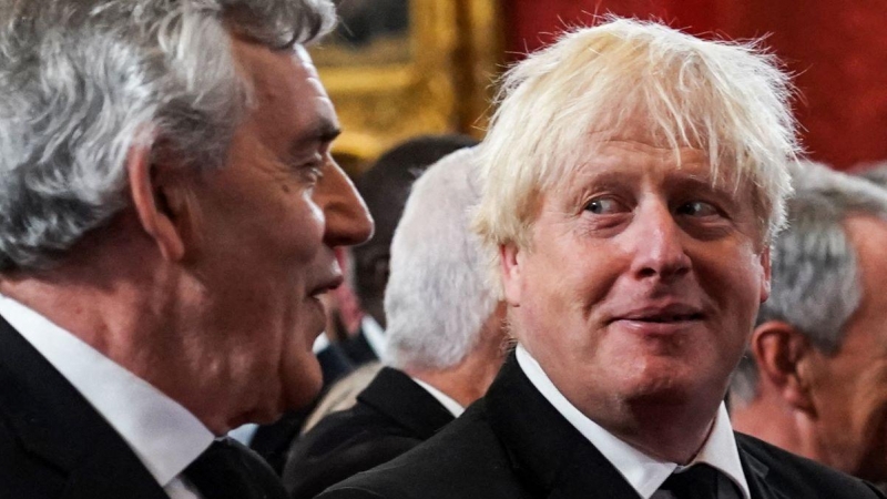 Boris Johnson habla con Gordon Brown en el Palacio de St. James en Londres el 10 de septiembre de 2022, durante la proclamación del rey Carlos III.