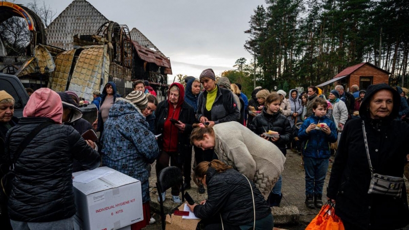 Residentes locales hacen fila para recibir alimentos y ayuda humanitaria en Svyatohirs'k, región de Donetsk, a 20 de octubre de 2022.