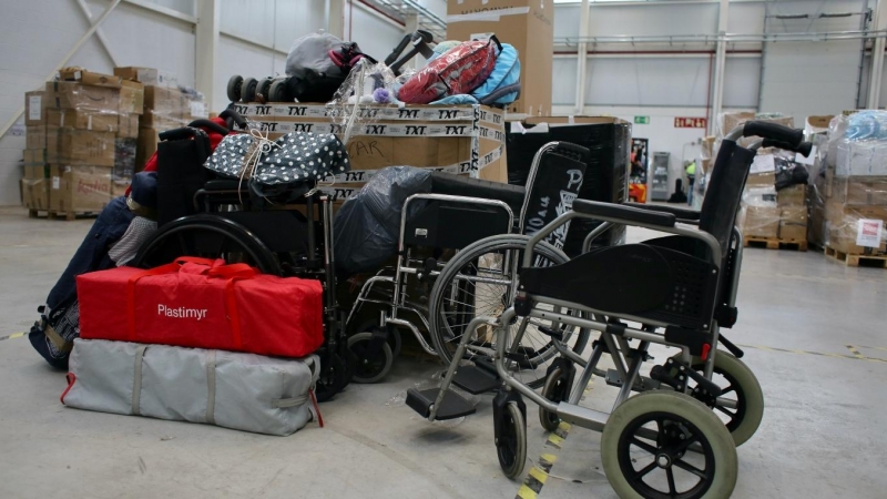 Varias sillas de ruedas y otros enseres en el hospital Isabel Zendal de Madrid, a 24 de marzo de 2022.