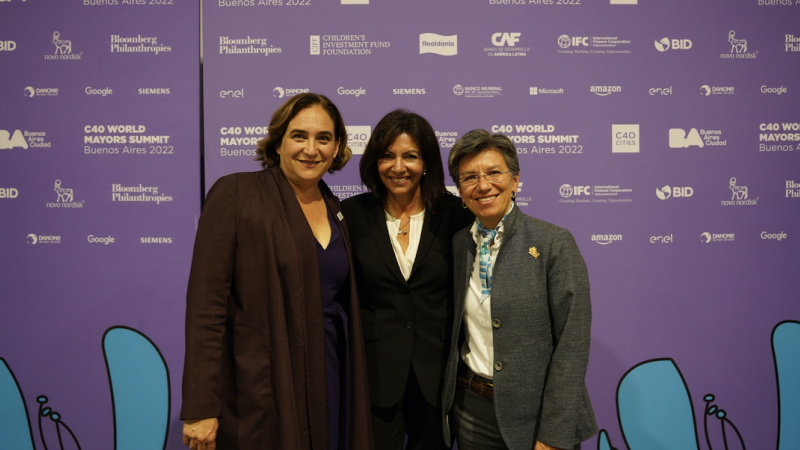 D'esquerra a dreta, l'alcaldessa de Barcelona, Ada Colau, l'alcaldessa de Bogotà, Claudia López, durant la Cimera Mundial de Ciutat a Buenos Aires