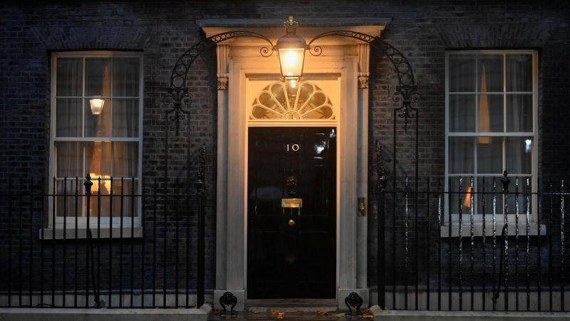 Vista al atardecer de la entrada del número 10 de Downing Street, donde tiene su sede y su residencia el jefe del Gobierno británico, en Londres. REUTERS/Toby Melville