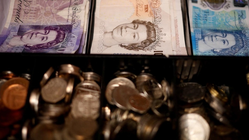 Billetes y monedas de libras esterlinas en la caja registradora de una bar en Manchester. REUTERS/Phil Noble
