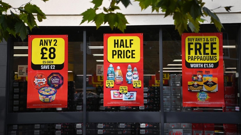 Carteles anunciando varias ofertas en un supermercado en Londres. EFE/EPA/ANDY RAIN