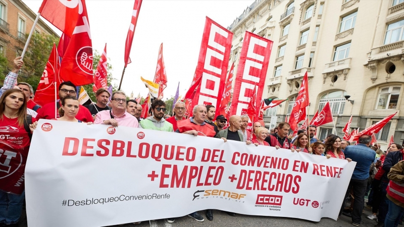 Centenares de personas pertenecientes a sindicatos de CCOO, UGT y Semaf se concentran ante el Congreso de los Diputados, a 19 de octubre de 2022, en Madrid (España)
