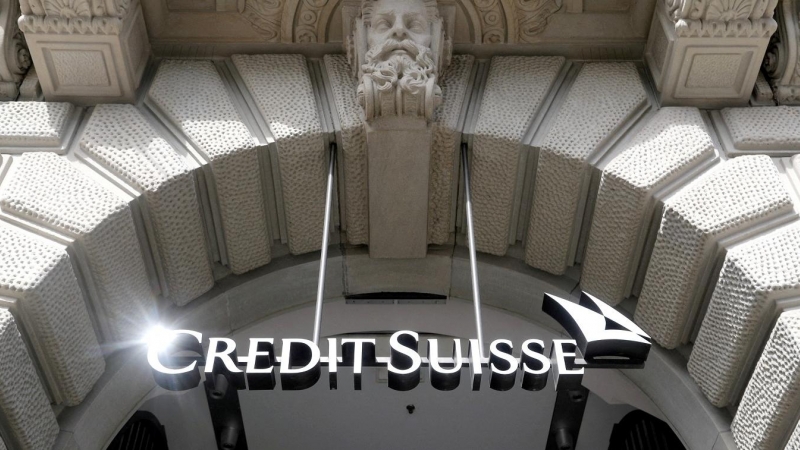 El logo del banco Credit Suisse, a la entrada de su sede en Zurich (Suiza). REUTERS/Arnd Wiegmann