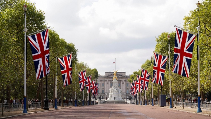 Banderas de Reino Unido a media asta en la avenida hacia el Palacio de Buckingham, tras el funeral por la reina Isabel II, en Londres. REUTERS/Maja Smiejkowska