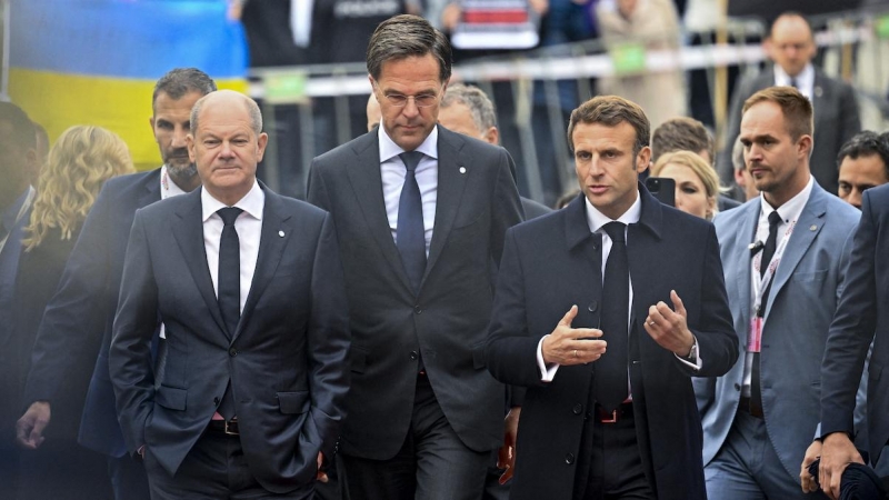 El presidente de Francia, Emmanuel Macron (derecha), el canciller alemán Olaf Scholz (izquierda) y el primer ministro de los Países Bajos, Mark Rutte (centro), llegan al segundo día de la Cumbre Europea en Praga, el 7 de octubre de 2022.