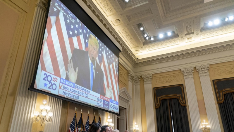 13/10/2022-Un video del ex presidente de Estados Unidos, Donald Trump, se reproduce durante una audiencia del comité selecto de la Cámara de Representantes que investiga el ataque del 6 de enero en el Capitolio de Estados Unidos, en el Capitolio en Washin
