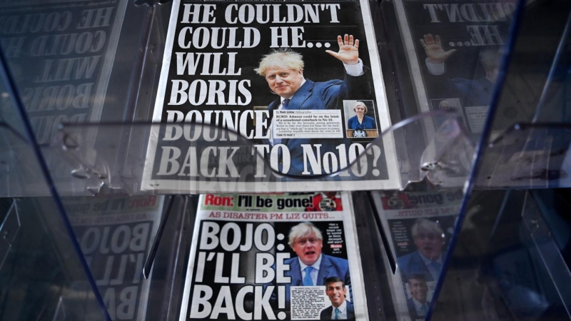 21/10/22 Diarios británicos lucen en sus portadas el posible retorno del exprimer ministro Boris Johnson, en Londres, a 21 de octubre de 2022.