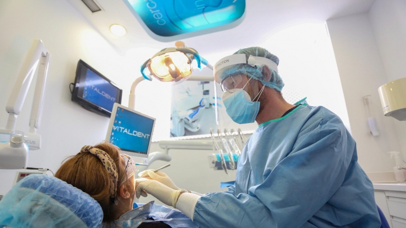 Imagen de un dentista y una paciente- 13/05/2020