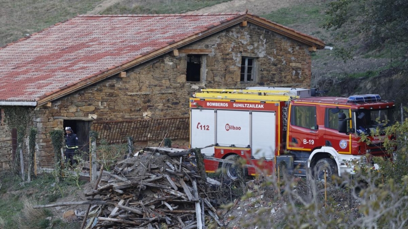 En la imagen, los bomberos protegen un caserío en los montes de Bizkaia a causa del incendio forestal que se originó este domingo en el municipio de Balmaseda (Bizkaia).