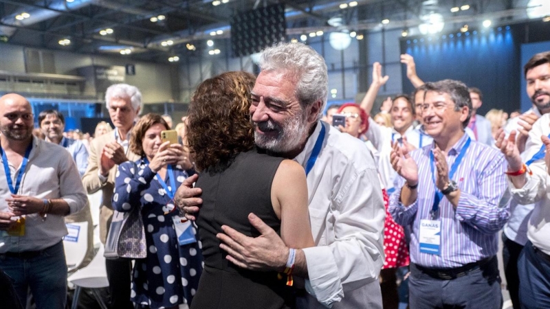 El director del Gabinete de la Presidencia de la Comunidad de Madrid, Miguel Ángel Rodríguez, abraza a la presidenta de Madrid Isabel Díaz Ayuso, el pasado 21 de mayo de 2022.