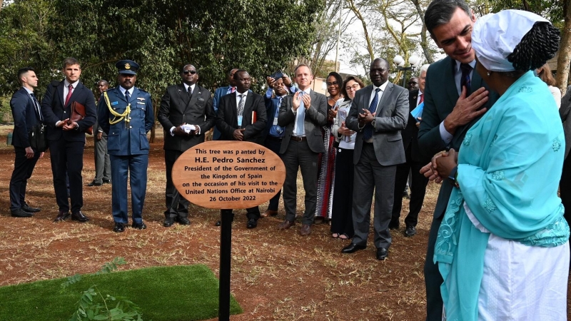 El presidente del Gobierno, Pedro Sánchez, tras plantar un árbol durante su visita a Kenia este miércoles.