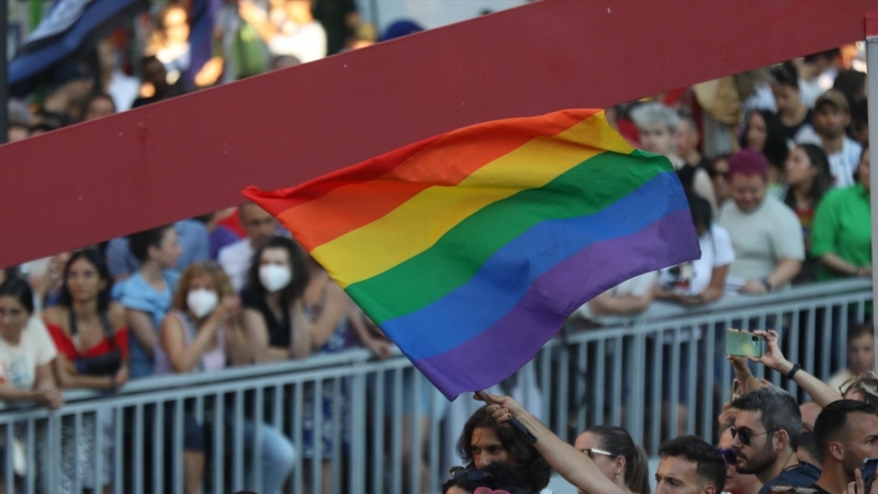 27-10-22 Una persona sostiene una bandera LGTB