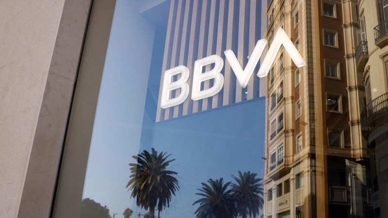 El logo de BBVA en el escaparate de una sucursal del banco en Málaga. — Jon Nazca / REUTERS