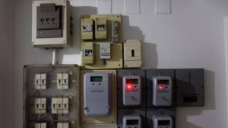 Contadores de electricidad en un bloque de viviendas en la localidad malagueña de Ronda. REUTERS/Jon Nazca