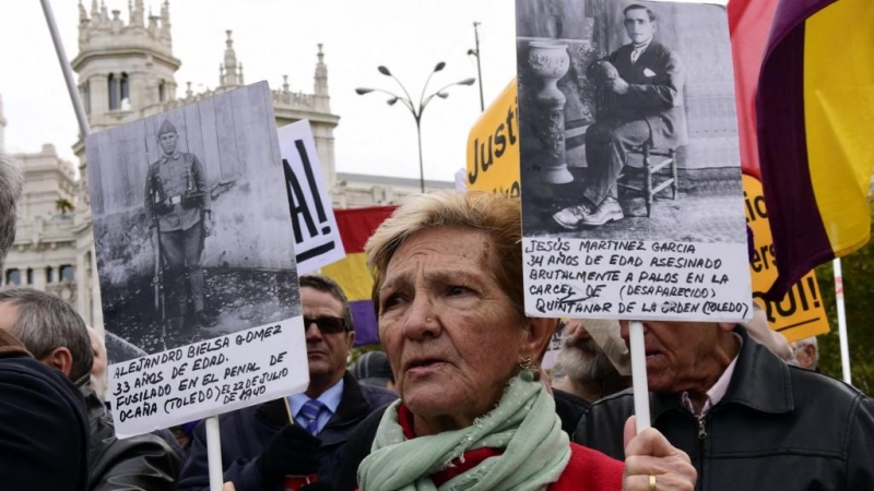 Una mujer se manifiesta por el recuerdo de las víctimas del franquismo en Madrid.