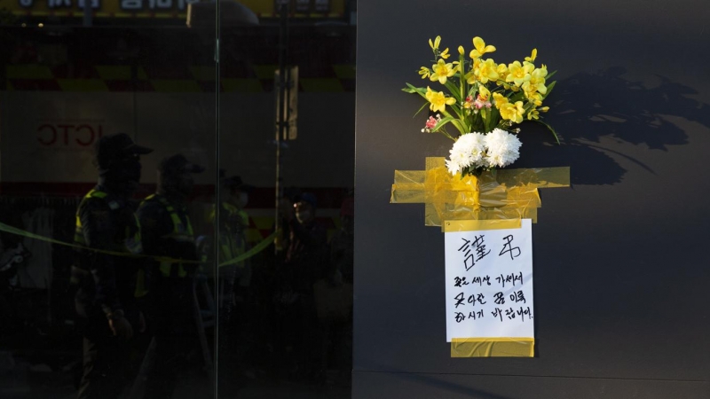 Flores pegadas a un muro donde se produjo una aglomeración mortal en Seúl, Corea del Sur, 30 de octubre de 2022.
