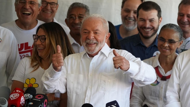 30/10/2022 Lula da Silva atiende a los medios durante la segunda vuelta de las elecciones en Brasil, en Sao Bernardo do Campo