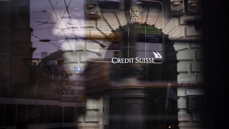 El logo de Credit Suisse, en la entrada de la sede del  banco suizo en Zurich. EFE/EPA/MICHAEL BUHOLZER