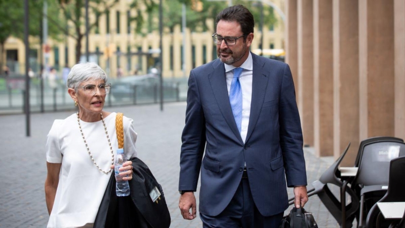 El excargo de Convergència Democràtica de Catalunya (CDC) David Madí sale acompañado de su abogada, Olga Tubau, de un juicio en el Juzgado de lo Penal Número 23 de la Ciutat de la Justicia, a 27 de julio de 2022, en Barcelona.