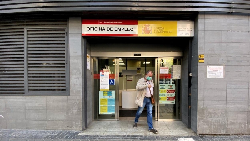 Un hombre sale de una oficina de empleo en Madrid, a 4 de octubre de 2022.