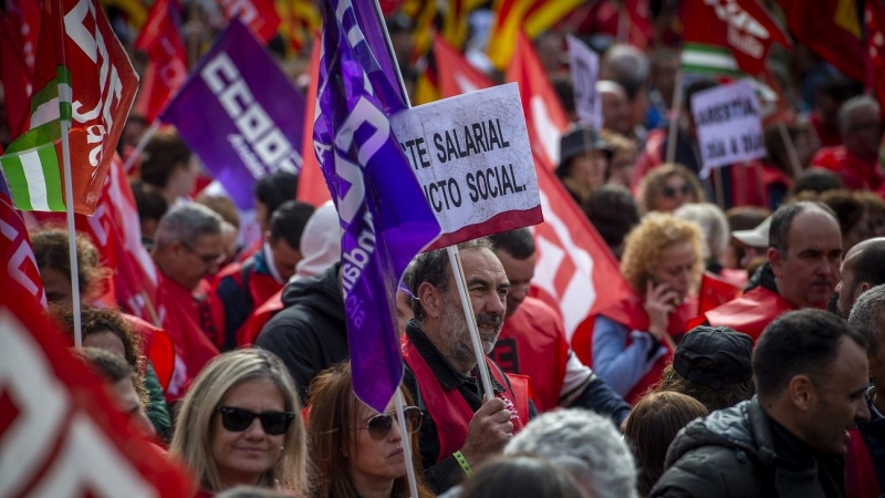 Un hombre sujeta una pancarta en una movilización convocada por CCOO y UGT desde la Plaza de Mayor, a 3 de noviembre de 2022, en Madrid.