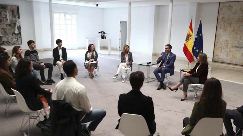 El presidente del Gobierno, Pedro Sánchez, el pasado jueves en La Moncloa a un grupo de jóvenes españoles que van a participar en la Conferencia de Naciones Unidas sobre el Cambio Climático (COP27).