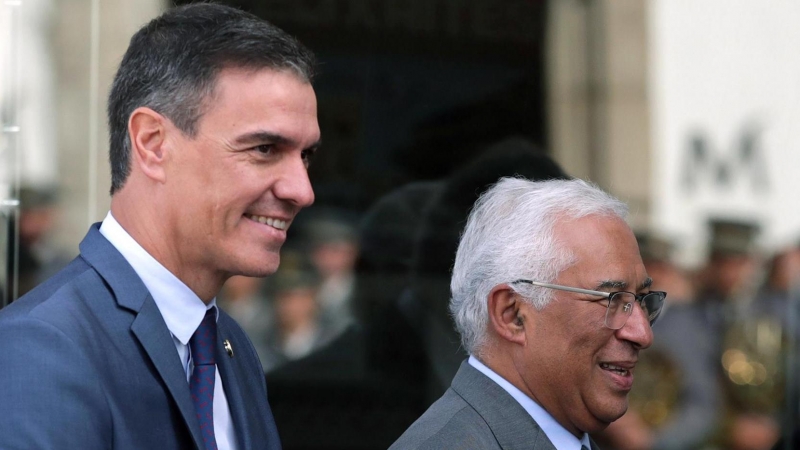 El presidente del Gobierno, Pedro Sánchez, junto al primer ministro de Portugal, Antonio Costa, este viernes en Viana do Castelo.