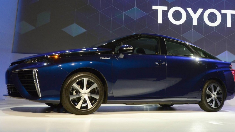 Un Toyota Mirai con pila de combustible de hidrógeno.
