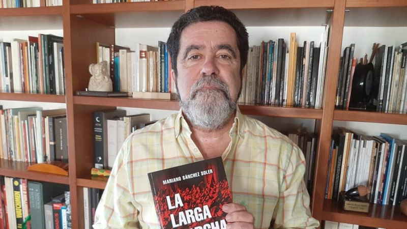 El escritor Mariano Sánchez Soler con un ejemplar de su último libro La larga marcha ultra