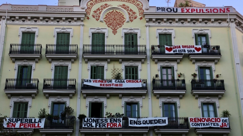 05/11/2022 - La façana de la Casa Orsola, a l'Eixample de Barcelona, amb pancartes per exigir la renovació dels contractes dels veïns.