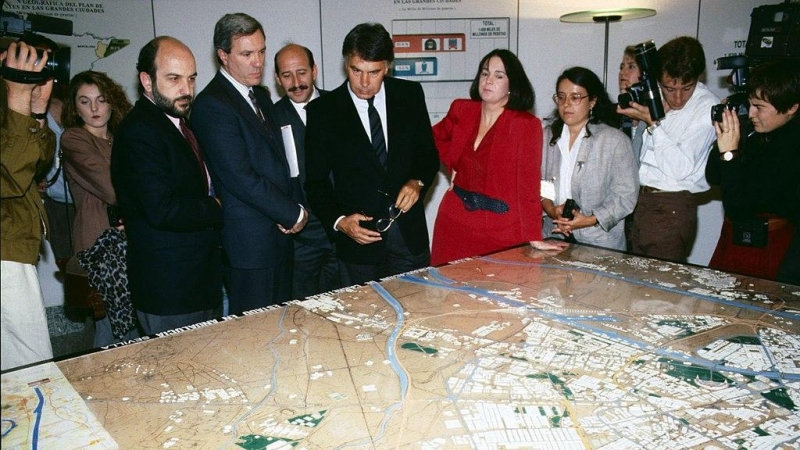 El exministro del Interior José Barrionuevo junto al expresidente del Gobierno Felipe González, en 1990.