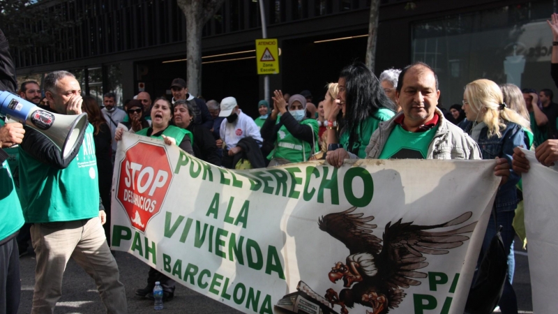 07/11/2022 - La protesta d'activistes de la PAH davant la seu del PSC contra l'enduriment de la LECrim.