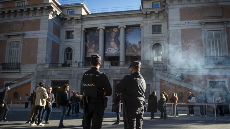 Dos policías a las puertas del Museo del Prado, a 5 de noviembre de 2022, en Madrid