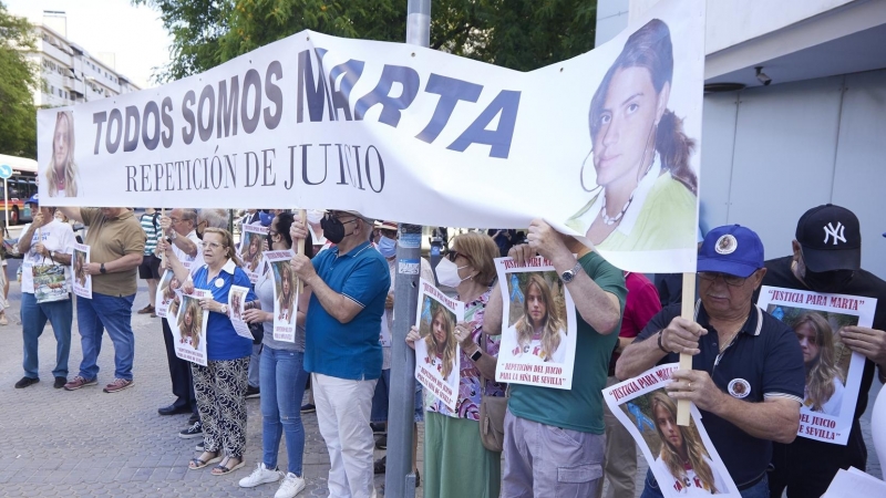 Concentración de manifestantes en la puerta del juzgado para pedir justicia por Marta del Castillo, en Sevilla a 26 de mayo de 2022.