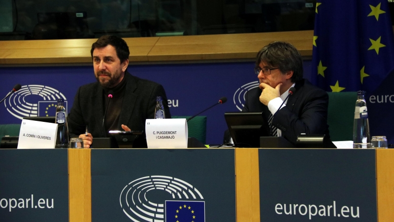 Els eurodiputats Toni Comín i Carles Puigdemont, durant la jornada de treball interparlamentària de Junts per Catalunya al Parlament Europeu.