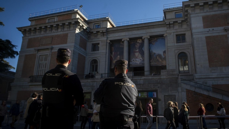 07-11-22 Dos policías a las puertas del Museo del Prado el día que las activistas de Futuro Vegetal se pegaron a los marcos de los cuadros Goya.