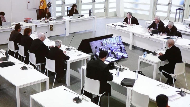 Vista general del juicio por el accidente del Alvia visto desde la pantalla por la que los medios de comunicación lo observan, en la Cidade de la Cultura de Santiago de Compostela, a 6 de octubre de 2022.