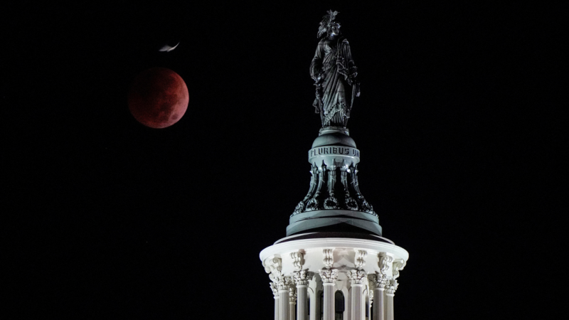 08-11-22 El eclipse lunar en el Capitolio de Washington.