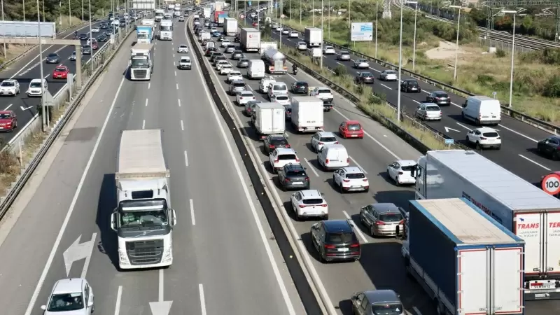 28/10/2022 - Cues a l'AP-7 al seu pas per Cerdanyola del Vallès en el recent pont de Tots Sants.