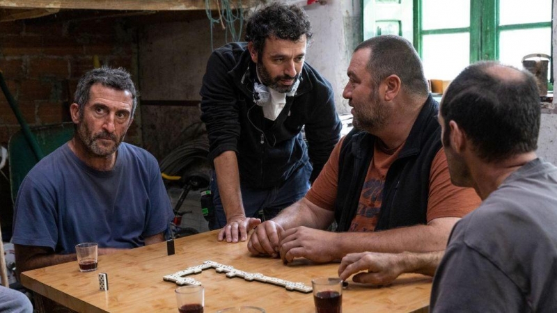 Luis Zahera, Rodrigo Sorogoyen, Denis Ménochet y Doego Anido, en el rodaje de 'As bestas'.