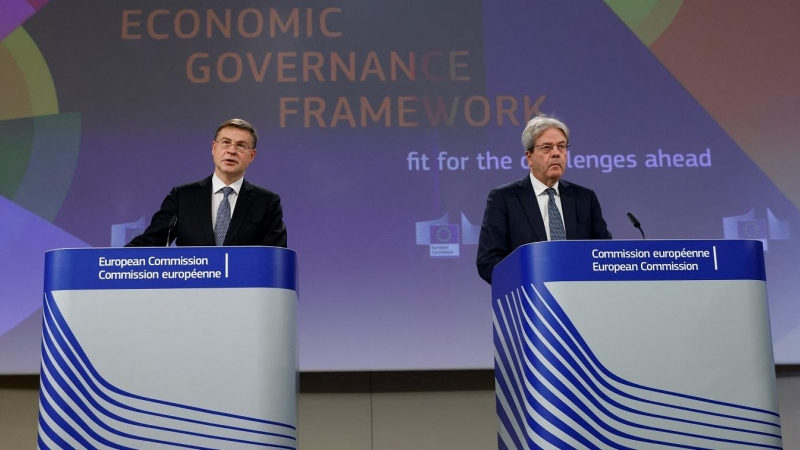 El vicepresidente de la Comisión Europea, Valdis Dombrovskis, y el comisario de Asuntos Económicos, Paolo Gentiloni, prensentan la propuesta para modificar las reglas fiscales sobre el déficit y la deuda pública del Pacto de Estabilidad y Crecimiento. REU